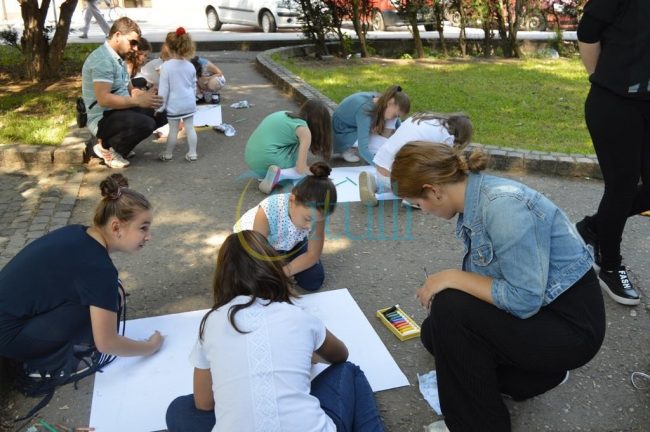 Fëmijët shënojnë 1 qershorin me lojëra të ndryshme në parkun e Bujanocit