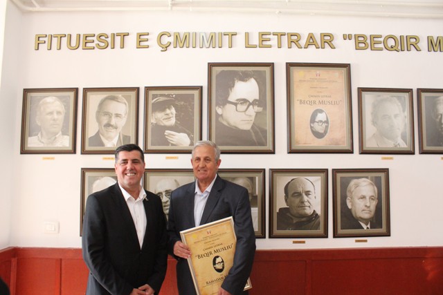 Në foajenë e teatrit të Gjilanit shfaqet “Këndi i Beqir Musliut” me laureatët e çmimit letrar