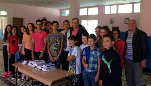 Shkrimtari nga Presheva dhuron 70 tituj librash shkollës “Migjeni” në fshatin Caravajkë
