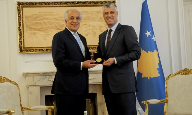 Presidenti Thaçi dekoroi ambasadorin Khalilzad me medaljen “Urdhri i Pavarësisë”