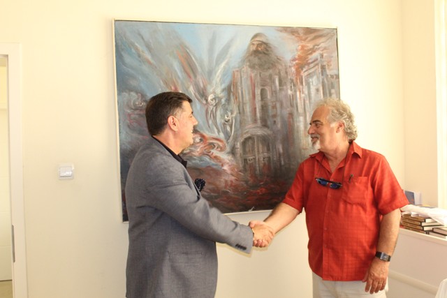 Zeqirja Rexhepi ia dhuron Lutfi Hazirit pikturën e vetme që i ka shpëtuar pa u djegur në luftë