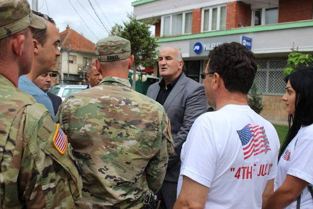 Haliti nga kompleksi i Richard Holbrook-ut uron qytetarët amerikan ditën e pavarësisë së ShBA-së
