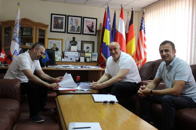 Komuna e Vitisë dhe Fondacioni Kosovë-Luksemburg nënshkruajnë dy kontrata për realizimin e projekteve me rëndësi