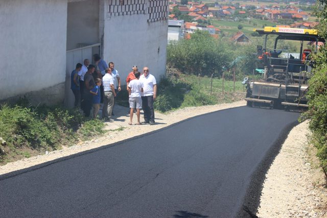 Në fshatin Smirë të Komunës së Vitisë asfaltohet rruga “Raif Ramdani”