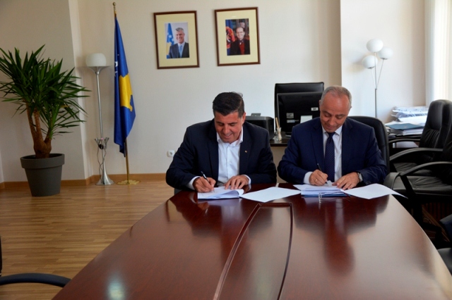 Zharku dhe Haziri nënshkruajnë memorandum mirëkuptimi, për financimin e projekteve infrastrukturore