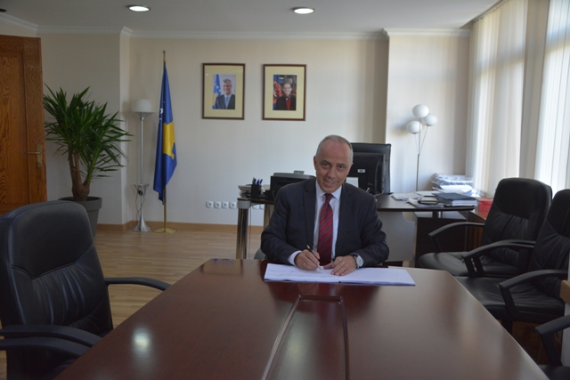 Ministri Zharku nënshkroi udhëzimin administrativ për ligjërues profesional në autoshkolla