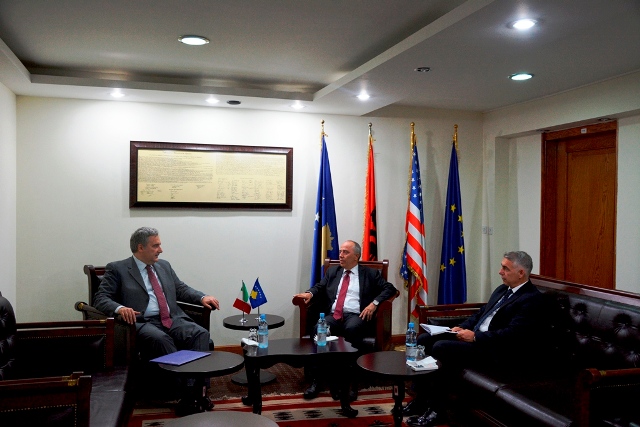 Ministri Zharku takoi ambasadorin Italian në Kosovë, Piero Cristoforo Sardi