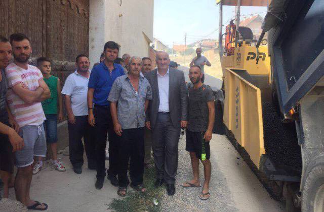 Fillojnë punimet në asfaltimin e rrugëve në fshatin Devajë