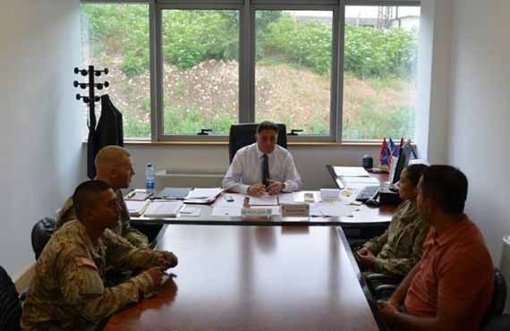 Përfaqësues të KFOR-it takohen me kryetarin e Kamenicës Begzad Sinani