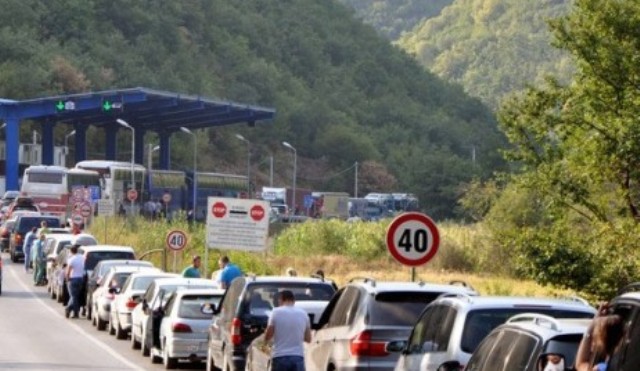 Ministria e Diasporës udhëzon bashkatdhetarët si t’u shmangen kolonave në kufi