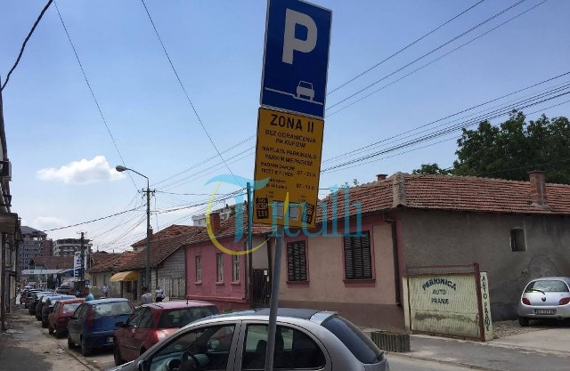 Bujanoci pa parkingje të mjaftueshme për vetura