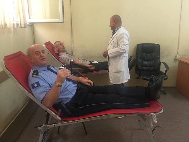 Policët dhurojnë gjak, shpërfaqin edhe në këtë mënyrë humanitetin e tyre