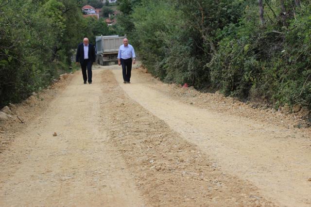 Vazhdon realizimi i projektit të përbashkët për rregullimin e rrugëve bujqësore