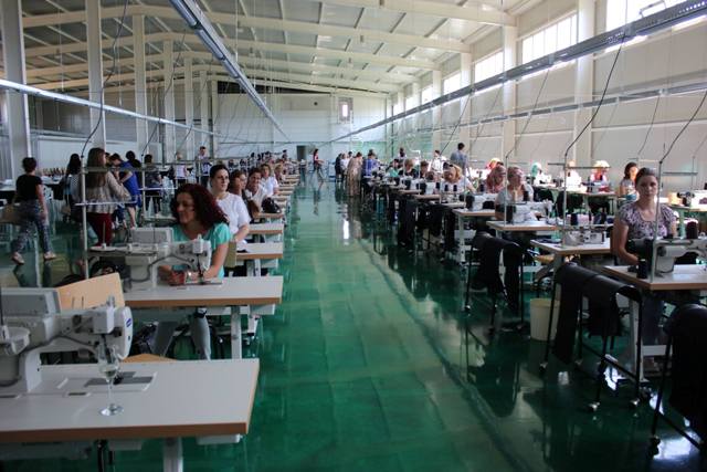 Inaugurohet fabrika e tekstilit “Vitex”, fillimisht punësohen 150 persona