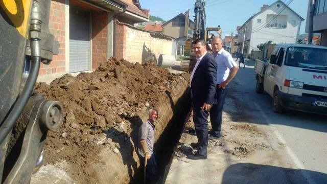 Haziri viziton punimet infrastrukturore në Zhegër, paralajmëron gurthemelin e palestres së sporteve