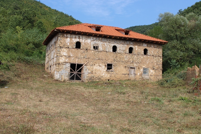Kulla e Kadri Vehbi Zeqirit në fshatin Haxhaj pastrohet nga bimësia