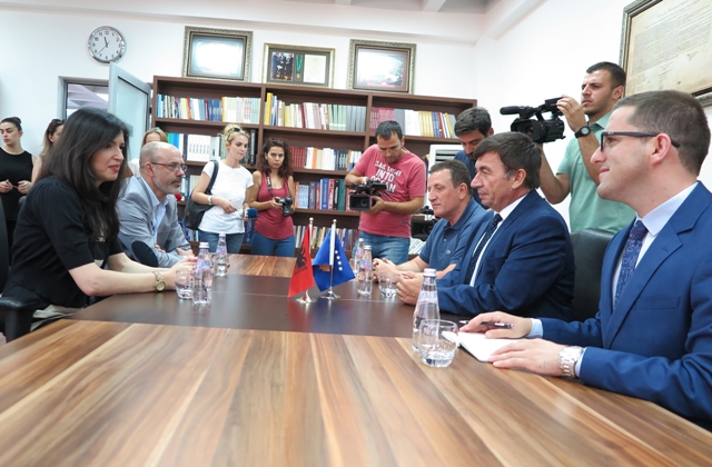 Takohen ministri Bajrami dhe ministrja Karabina