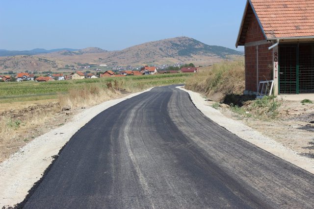 Asfaltohen dy rrugë të rëndësishme në fshatin Gjylekar