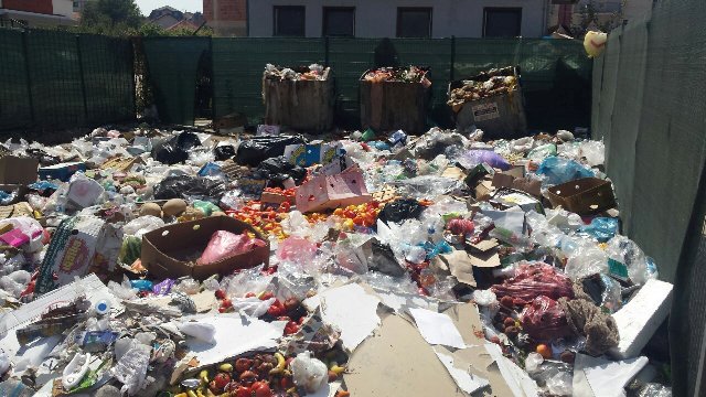 Mbeturinat mbulojnë qytetin, Korça bën fajtor OSHP-në