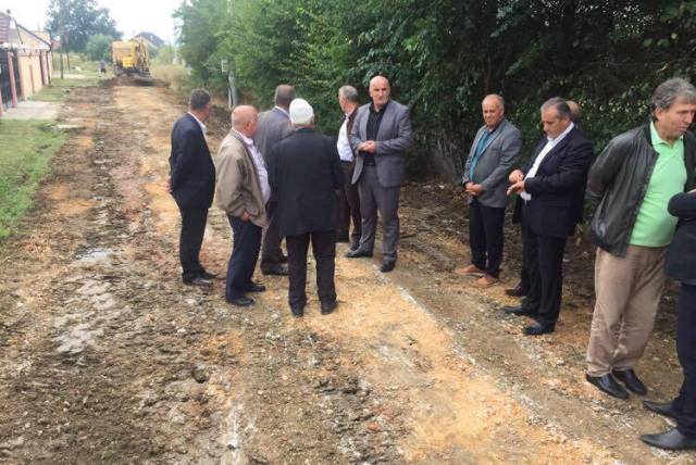 Në Pozheran fillojnë punimet në asfaltimin e rrugës “Rexhep Pira”