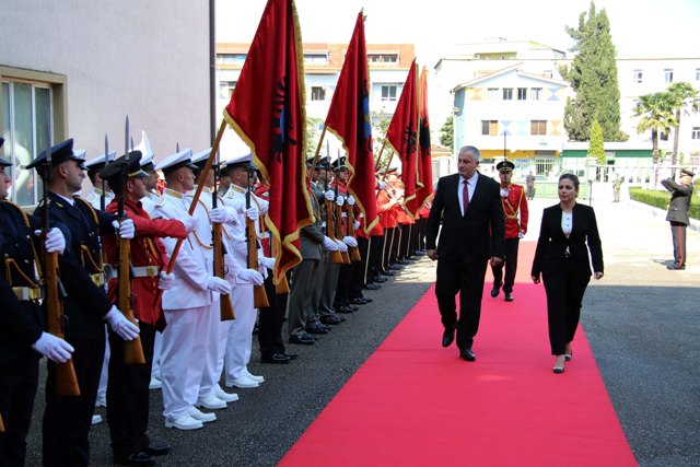 Ministri i FSK-së, Rrustem Berisha u prit nga ministrja e Mbrojtjes së Shqipërisë, Olta Xhaçka