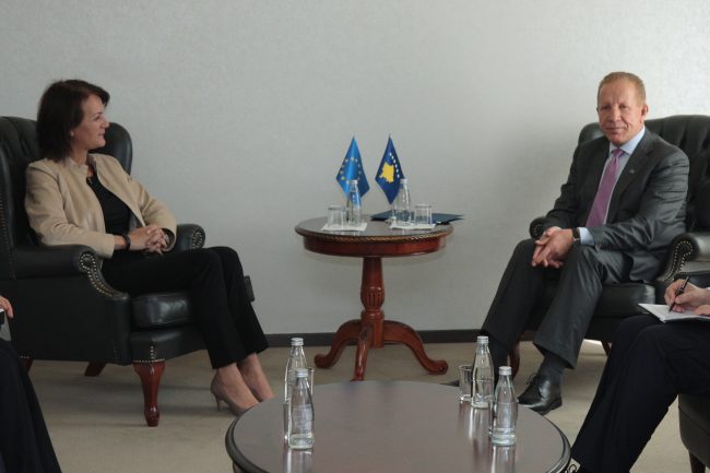 Pacolli zyrtares së lartë të BE-së: Liberalizoni vizat që të rinjtë e Kosovës të dalin nga izolimi
