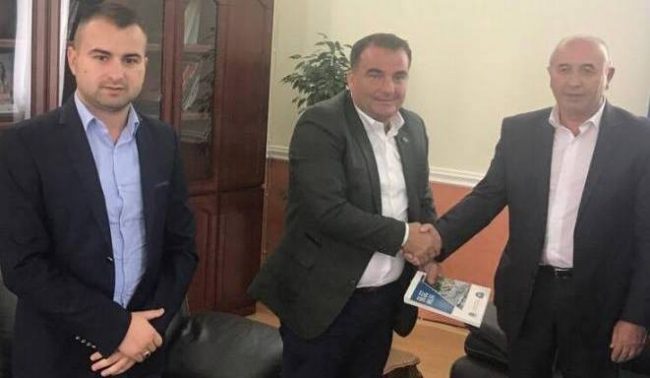Kryesuesi Pira takohet me kryetarin e Bashkisë së Kavajës, Isa Sakja