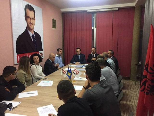 Morina ndanë dy orë në ditë për të pritur këdo që ia mësyn selisë së PD-së
