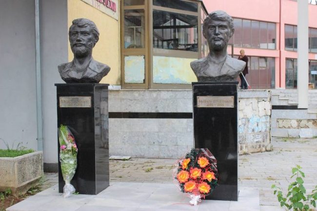 Komuna e Vitisë përkujton dëshmorët vëllezër Gursel e Bajram Sylejmani
