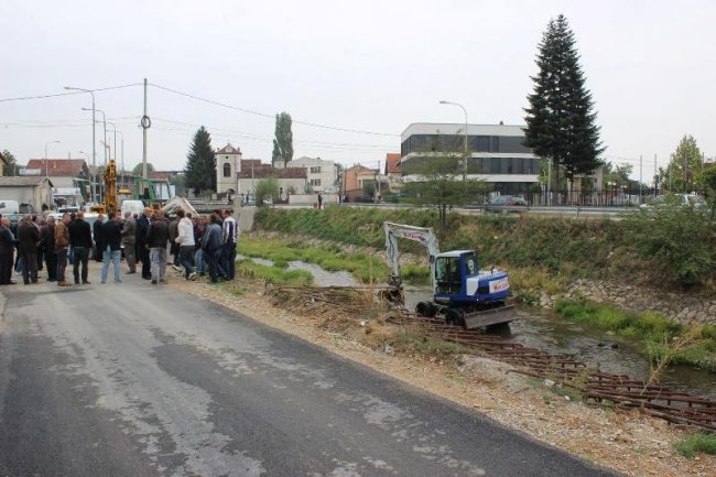 Fillon ndërtimi i urës afër kompleksit të shkollave të mesme në Viti
