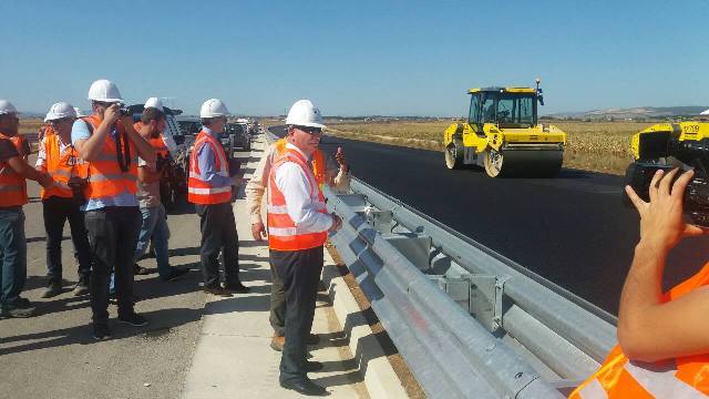 Ministri Lekaj inspektoi punimet në Autostraden “Arbër Xhaferi”