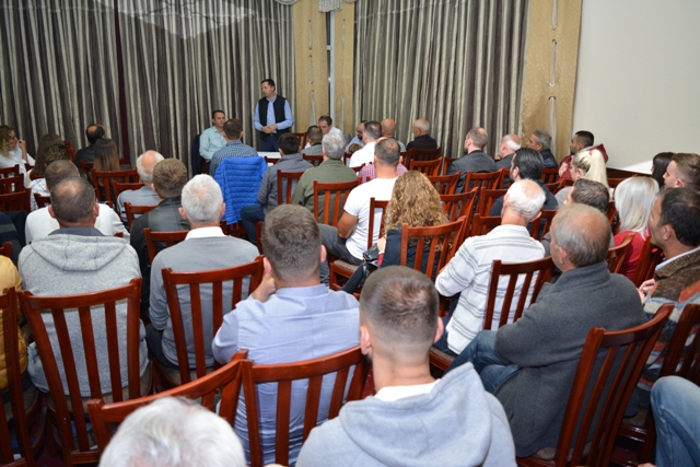 Pajaziti takon komisionerët e PDK-së