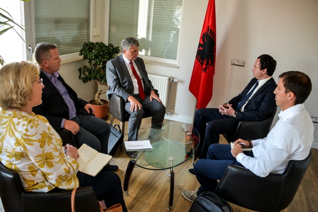 Albin Kurti e Dardan Sejdiu takohen me ambasadorin Didier Chabert