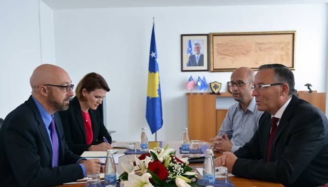 Ministri Bedri Hamza takon shefin e Bankës Botërore në Kosovë Marco Mantovanelli