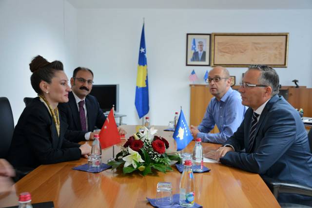 Ministri Bedri Hamza priti në takim ambasadoren turke Kivilcim Kiliç