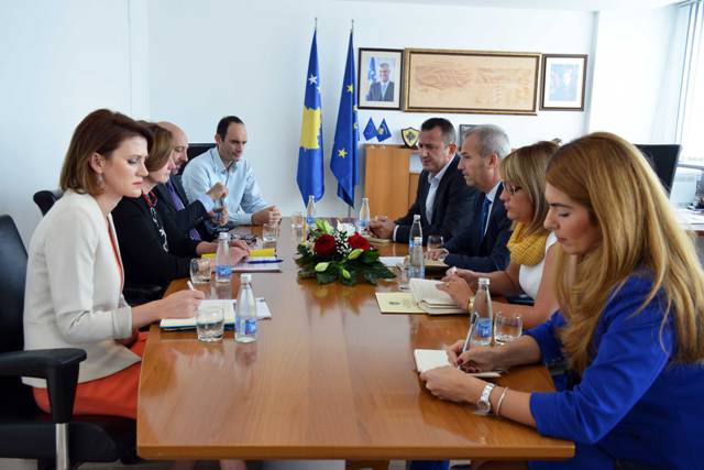 Ministri Krasniqi takon drejtoreshën Rajonale të Bankës Botërore Linda Van Gelder