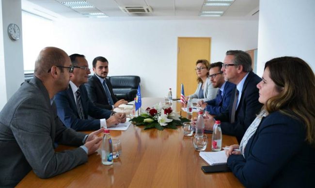 Ministri Bedri Hamza priti në takim Shefin e USAID-it në Kosovë James Hope
