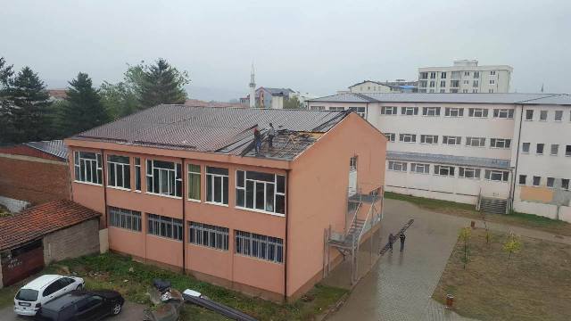 Vetëvendosje: Pasi shiu u pikon në kokë, u bie ndërmend për kulmin e shkollës