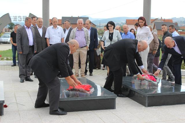 Homazhe tek varrezat e dëshmorëve në Viti në përvjetorin e dëshmorëve Jeton dhe Naser Rama