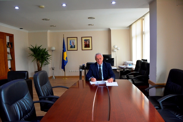Ministri Muharremi nënshkroi dy udhëzime administrative, për licensimin e autoshkollave dhe për instruktor shofer