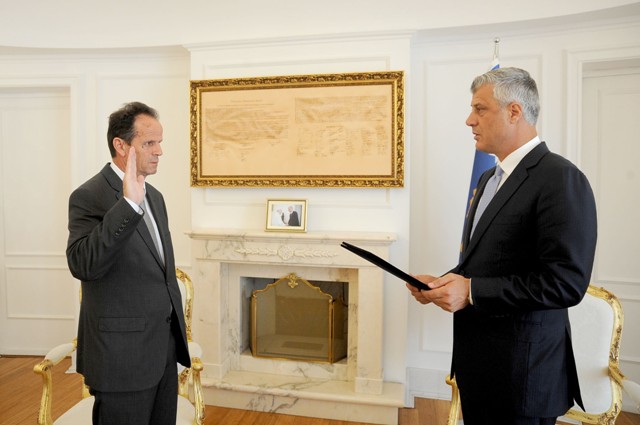 Presidenti Thaçi dekretoi Enver Pecin, Kryetar të Gjykatës Supreme