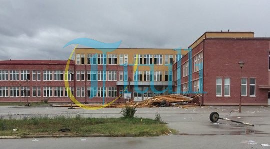 Erërat e forta kanë shkaktuar dëme në objektin e shkollës “Sezai Surroi”
