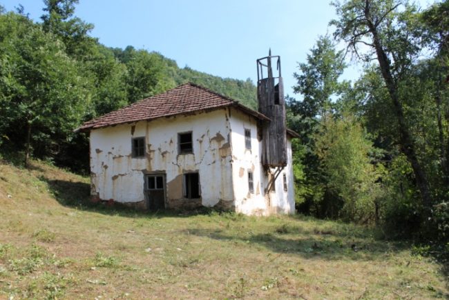 Xhamia në Meshinë dhe në Vryqec të Komunës së Kamenicës pastrohem nga bimësia