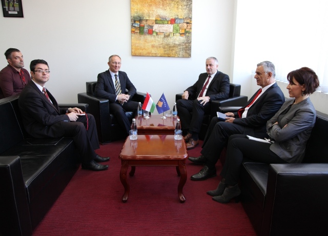 Ministri Berisha priti ambasadorin hungarez Laszlo Markusz