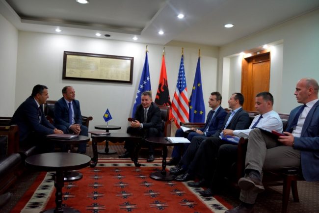 Minisri Lekaj takon drejtorin e Komisionit të Pavarur për Miniera dhe Minerale, Ramiz Krasniqi