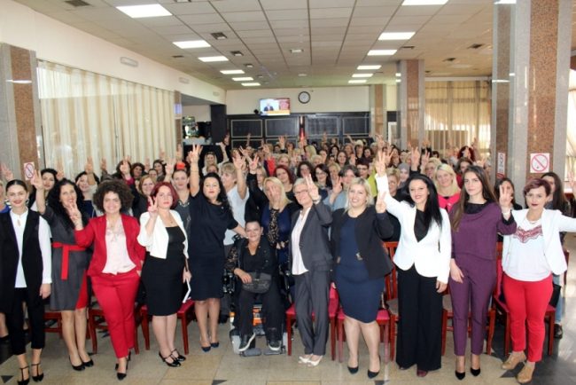 LDK: Masoviteti i tryezës së LDK’së me gratë afariste, ia dështon tubimin Lëvizjes së Kuqe