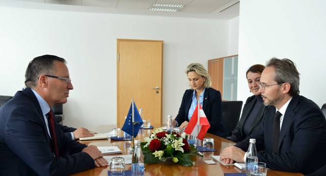 Ministri Bedri Hamza priti në takim ambasadorin e Austrisë në Kosovë Gernot Pfandler