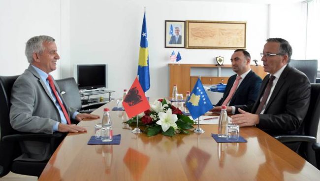 Ministri Bedri Hamza priti në takim ambasadorin e Shqipërisë Qemal Minxhozi
