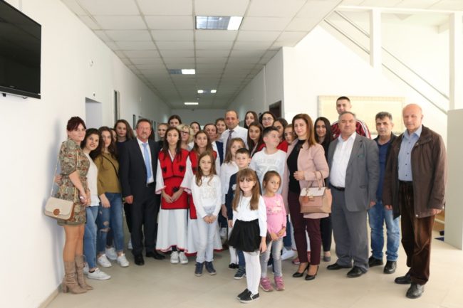 Nxënësit nga diaspora vizitojnë Ministrinë, kërkojnë më shumë shkolla shqipe në mërgim