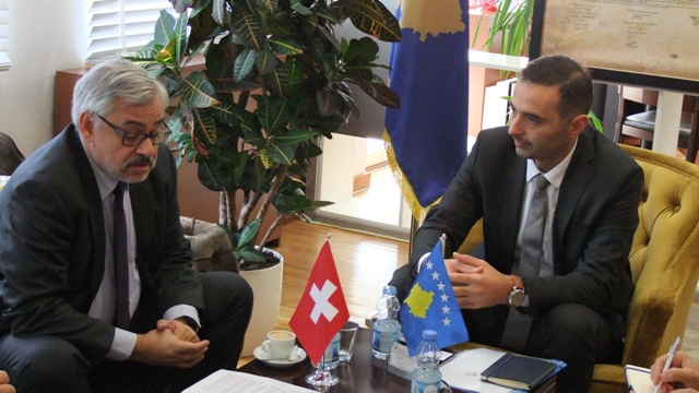 Ambasadori zviceran njoftohet me orientimet e MZHE-së